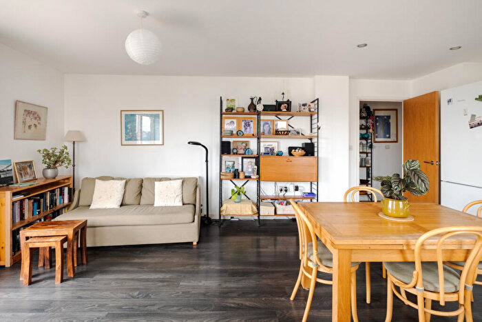 2 Bedroom Flat For Sale In Clock View Crescent, London, N7