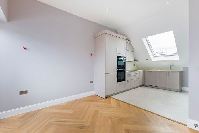 2 Bedroom Flat To Rent In Catsey Lane, Bushey, WD23