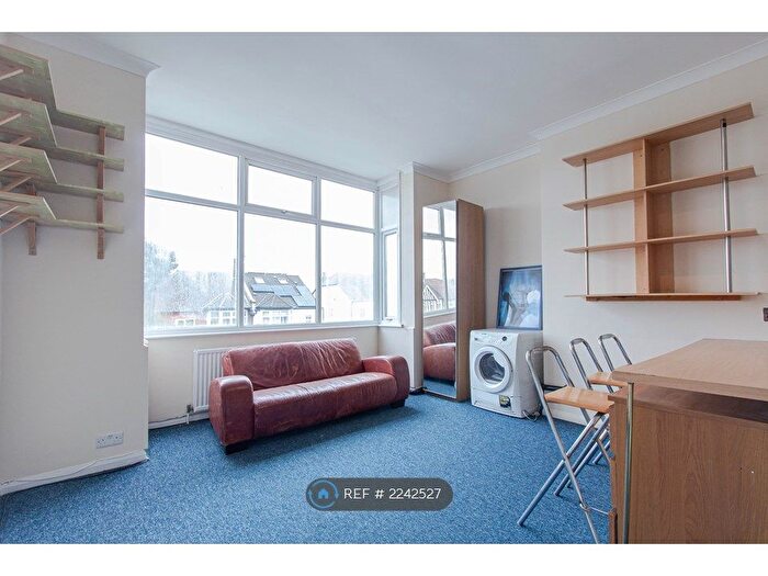 3 Bedroom Flat To Rent In Sunny Gardens Road, London, NW4