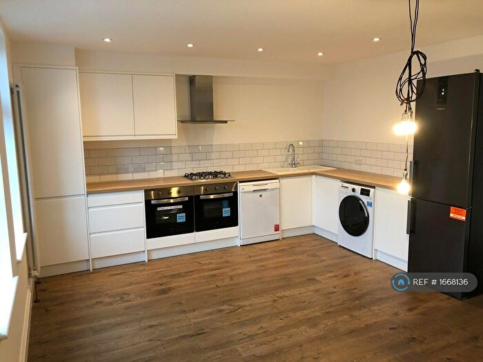 3 Bedroom Flat To Rent In Lordship Lane, London, SE22