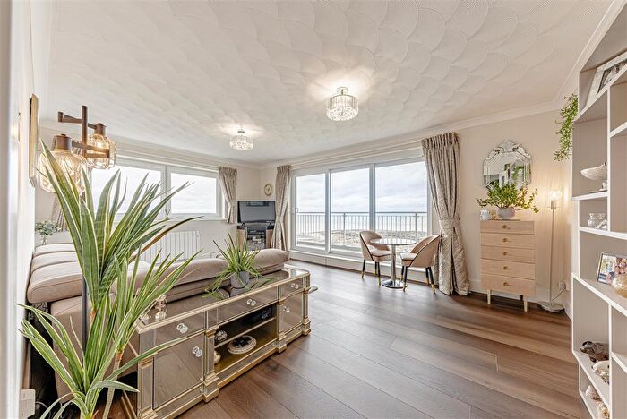 2 Bedroom Flat For Sale In The Parade, Birchington, CT7
