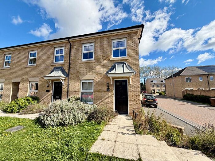 2 Bedroom Town House For Sale In Castle Hill Close, Garforth, Leeds, LS25