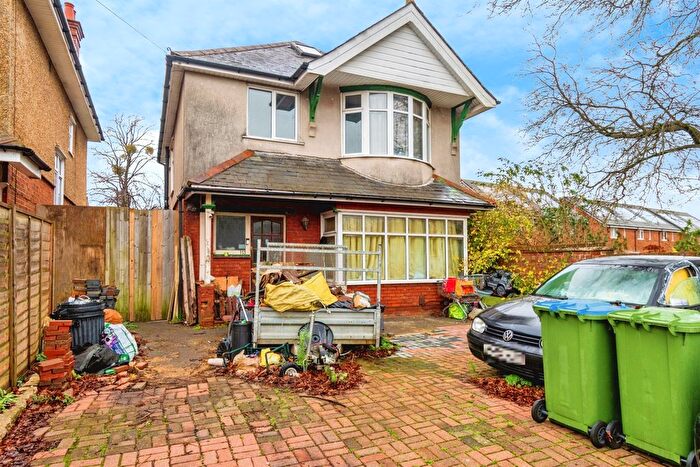 3 Bedroom Detached House For Sale In Portsmouth Road, Southampton, SO19
