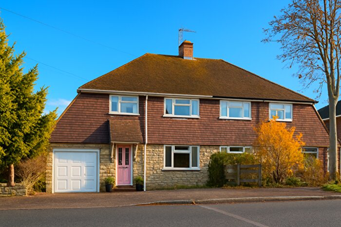 3 Bedroom Semi Detached House For Sale In Lonsdale Drive, Rainham, Gillingham, ME8