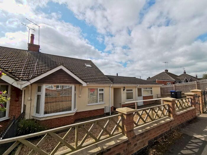 3 Bedroom Bungalow To Rent In Inlands Rise, Daventry, NN11