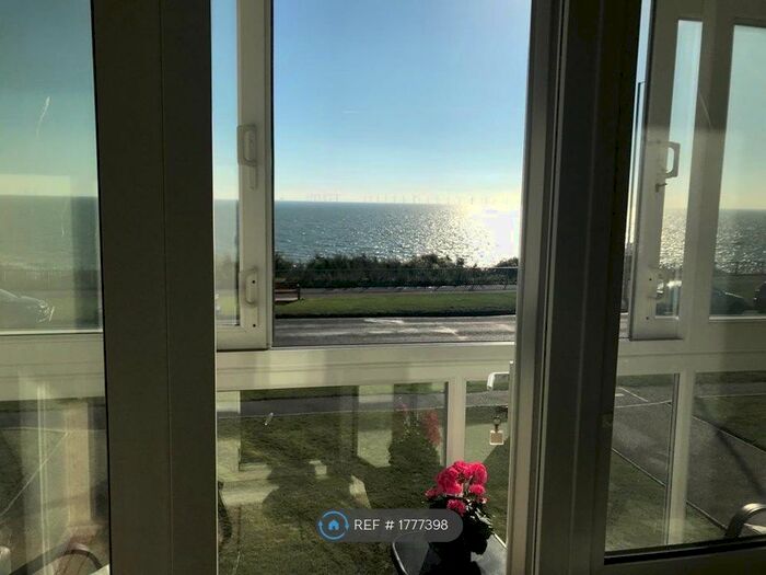 2 Bedroom Flat To Rent In Kings Court, Holland-On-Sea, CO15