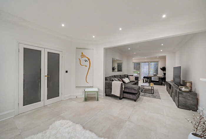 4 Bedroom Semi Detached House For Sale In Kingsmere Park, London, NW9