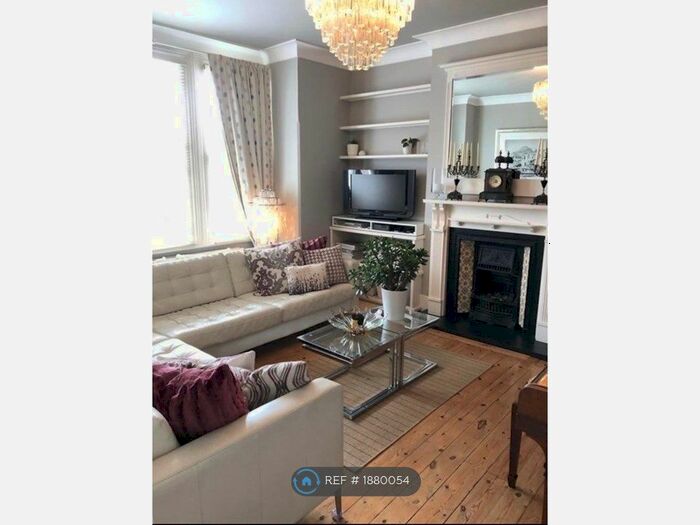 3 Bedroom Maisonette To Rent In Valley Road, London, SW16