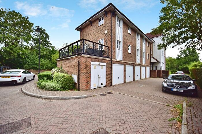 2 Bedroom Flat For Sale In Medway Court, Aylesford, Kent, ME20