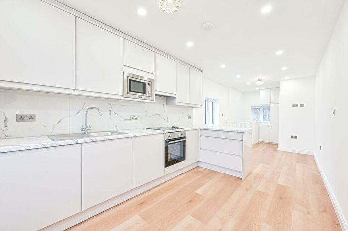 3 Bedroom Flat To Rent In Warwick Road, High Barnet, Barnet, EN5