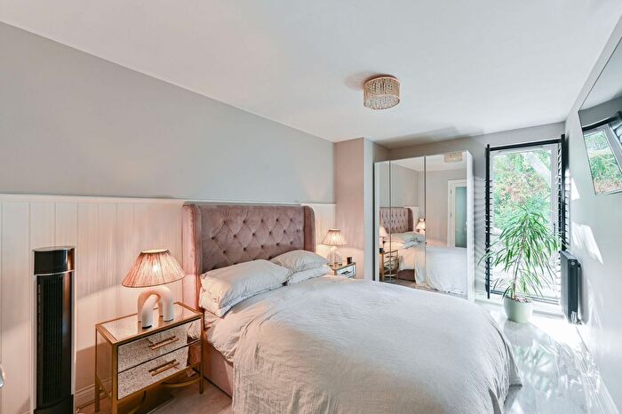 2 Bedroom Flat For Sale In William Court, Chalfont Road, South Norwood, London, SE25