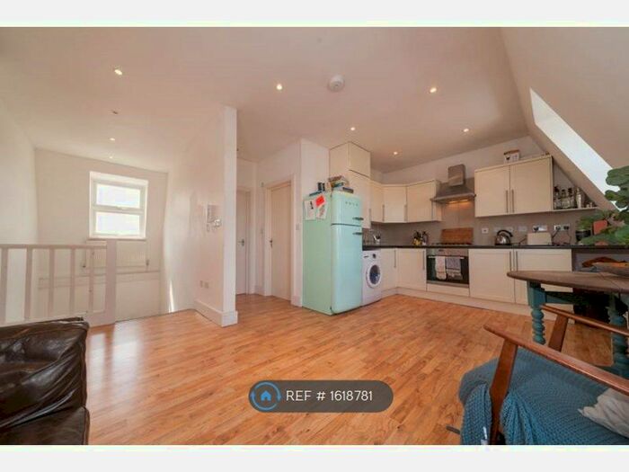 3 Bedroom Flat To Rent In Brixton, London, SE24