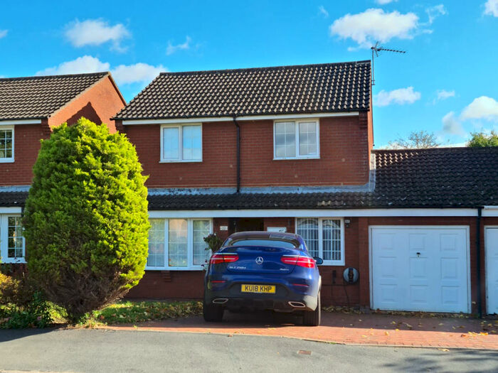 3 Bedroom House To Rent In Tweed Crescent, Bicester, OX26