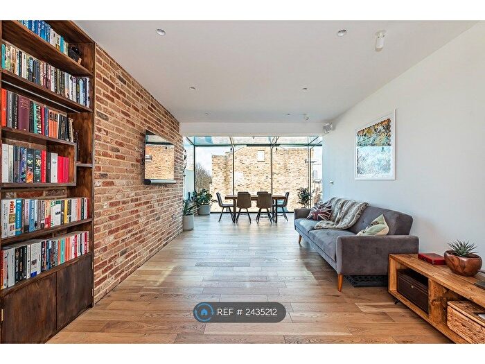 2 Bedroom Flat To Rent In London, London, SW11