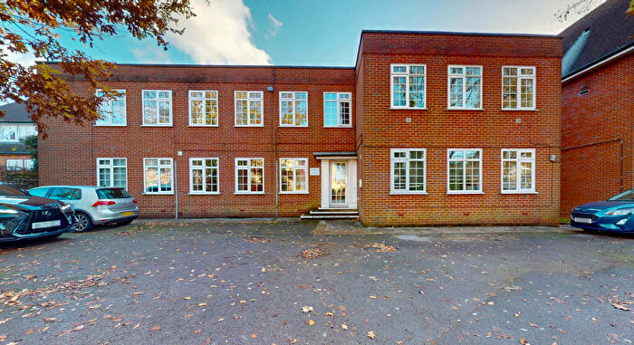 2 Bedroom Flat For Sale In Epsom Road, Leatherhead, KT22