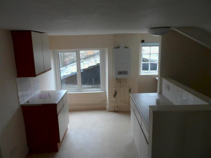 2 Bedroom Flat To Rent In Commercial Row, Chard, TA20