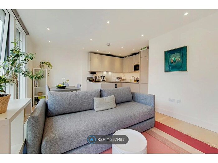 2 Bedroom Flat To Rent In Rochester Place, London, NW1