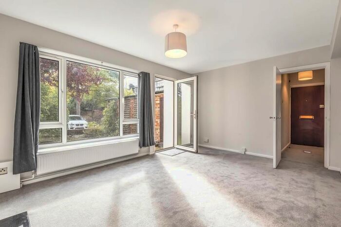 3 Bedroom Flat To Rent In Richmond, Surrey TW10