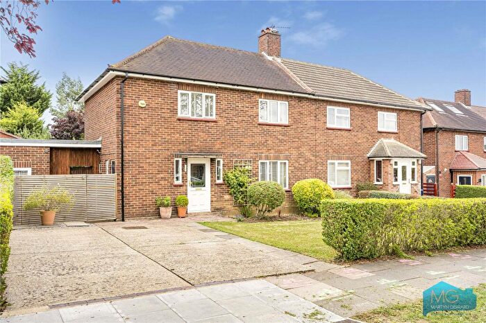 3 Bedroom Semi-Detached House For Sale In Nupton Drive, Barnet, EN5