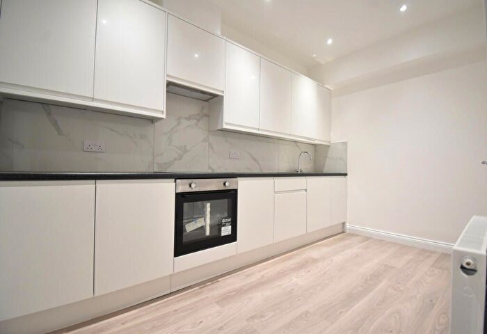 3 Bedroom Flat To Rent In Kent Road, West Wickham, Kent, BR4