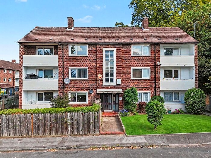 2 Bedroom Flat To Rent In Summers Close, Weybridge, KT13