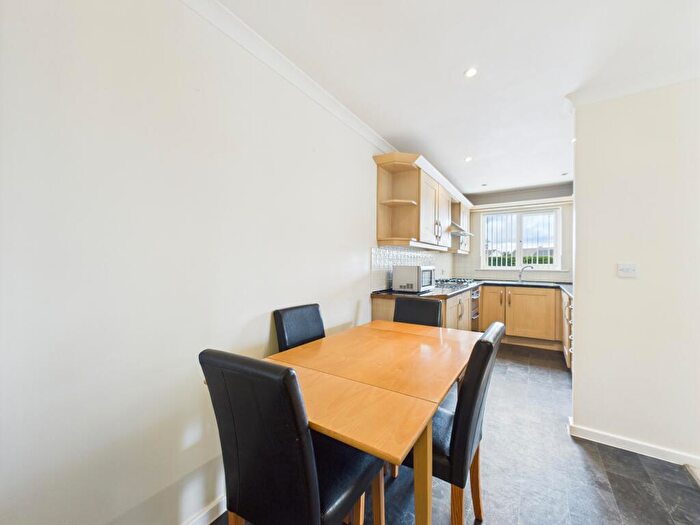 2 Bedroom Flat To Rent In Landseer Court, Tadley, RG26