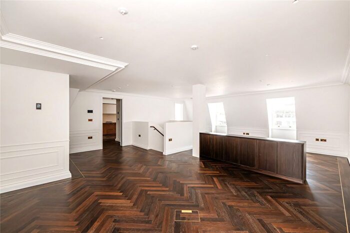 3 Bedroom Flat To Rent In Charles Street, Mayfair, W1J