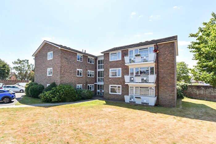 2 Bedroom Flat For Sale In Hardy Close, Horsham, West Sussex, RH12