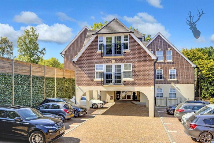 2 Bedroom Flat For Sale In Station Way, Buckhurst Hill, IG9