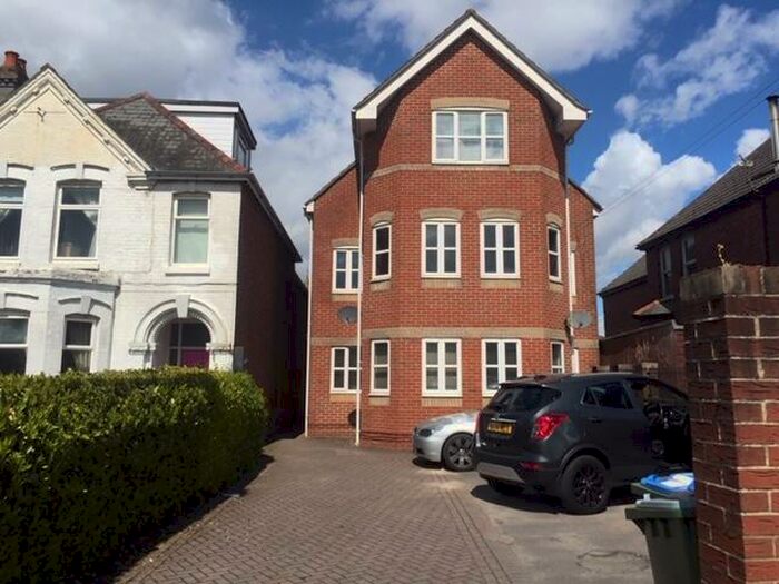 2 Bedroom Flat To Rent In Kings Court, Winchester Road, SO16