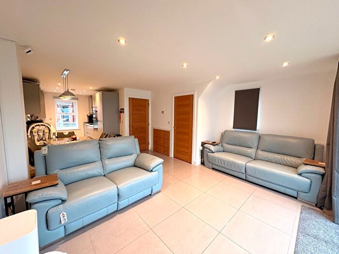 4 Bedroom Semi-Detached House For Sale In Boundary Way, Glapwell, S44