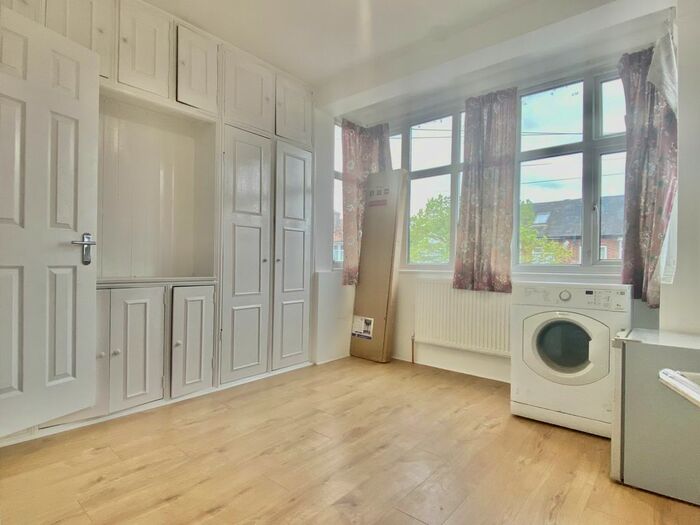 1 Bedroom Studio To Rent In Beecholme Avenue, Mitcham, CR4