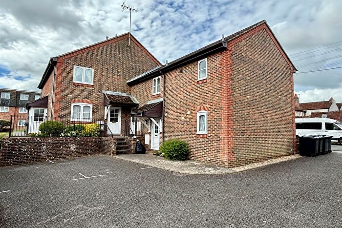 1 Bedroom Flat To Rent In Flat Halleys Court, Leatherbottle Lane, Chichester, West Sussex, PO19