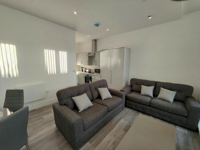 2 Bedroom Flat To Rent In The Kingsway, Swansea, SA1