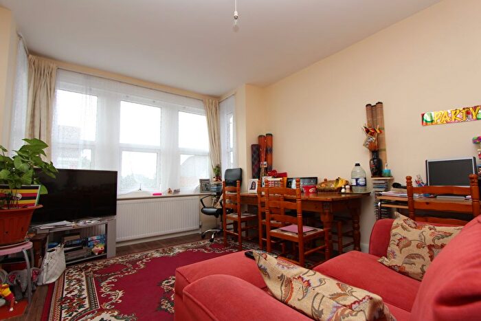 3 Bedroom Flat To Rent In Pinner View, North Harrow, Harrow, HA1