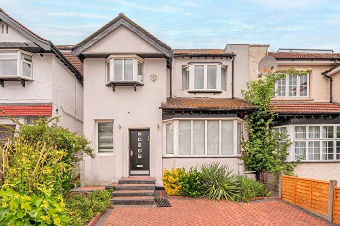 5 Bedroom Semi-Detached House For Sale In West Avenue, Hendon, London, NW4