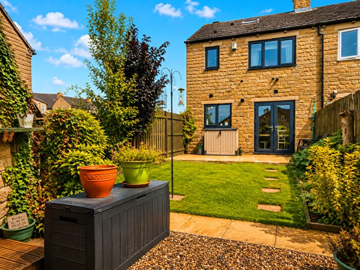 4 Bedroom Semi-Detached House For Sale In Sharket Head Close, Queensbury, Bradford, BD13