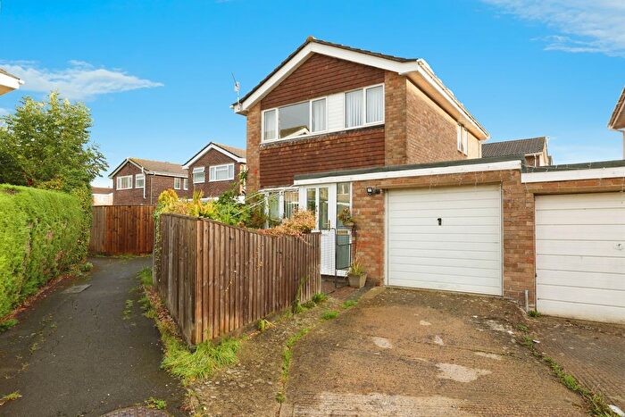3 Bedroom Link Detached House For Sale In Wyvern Avenue, Calne, SN11