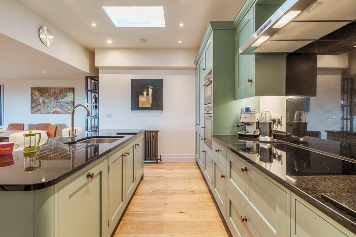 2 Bedroom Flat For Sale In Kings Drive, Midhurst, GU29