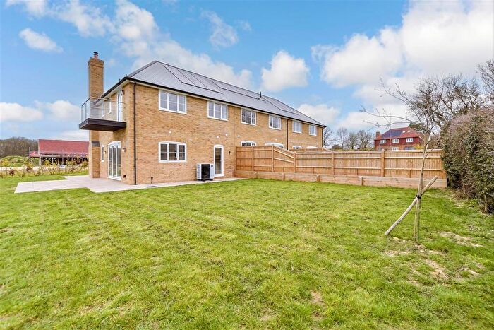 4 Bedroom End Of Terrace House For Sale In Ryeland Drive, Ashford, Kent, TN26
