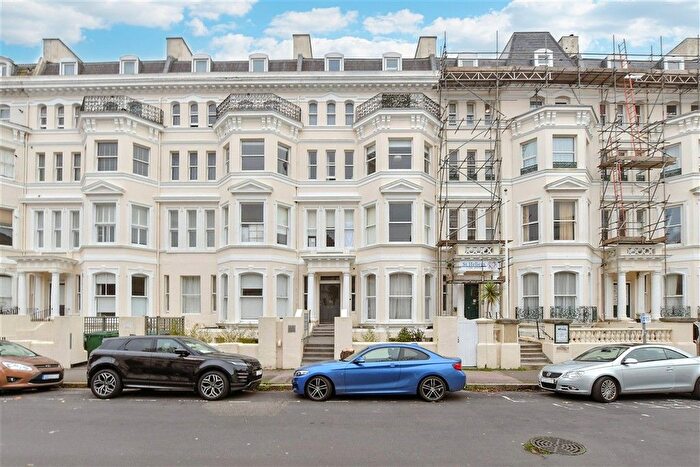 2 Bedroom Flat For Sale In Clifton Gardens, Folkestone, Kent, CT20