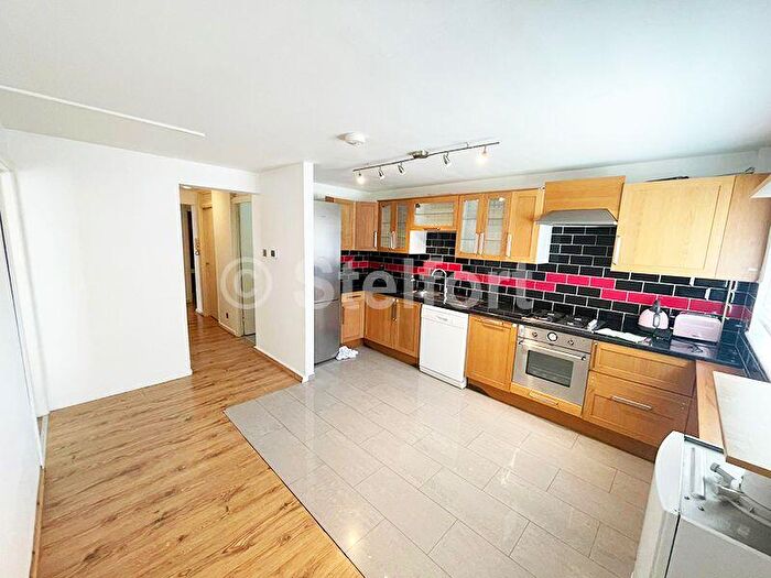 3 Bedroom Flat To Rent In Garfield Court, Willesden Lane, London, NW6