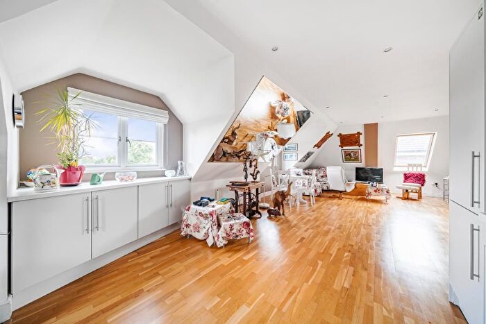 2 Bedroom Flat For Sale In Sunbury-On-Thames, Surrey, TW15