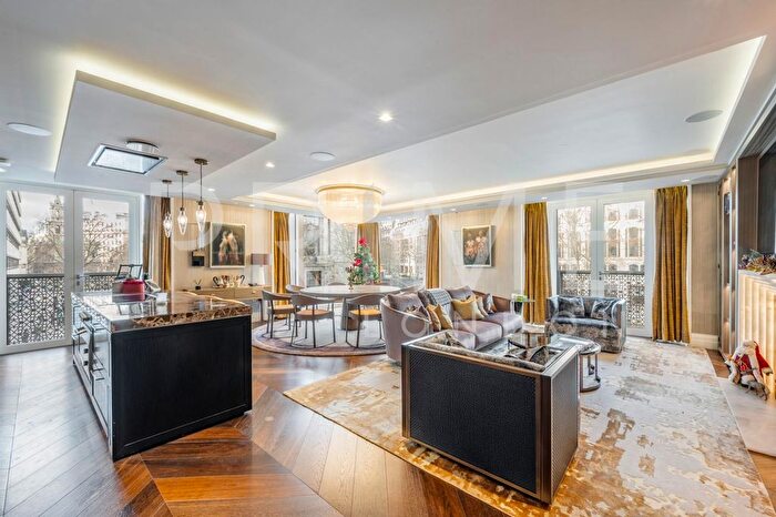 3 Bedroom Flat To Rent In Clement House, Strand, London, WC2R