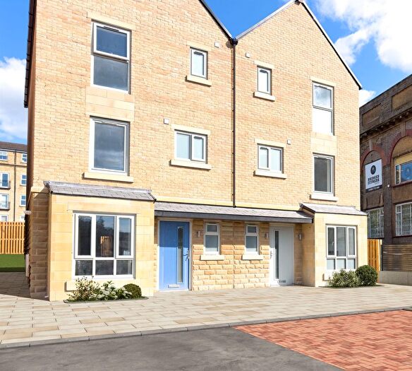 5 Bedroom Semi-Detached House For Sale In Axminster Court, Spindle Spur, Bailiffe Bridge, HD6