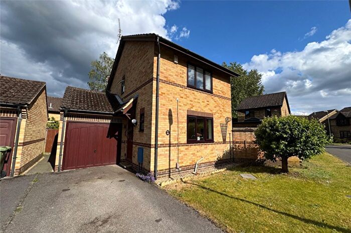 3 Bedroom Detached House For Sale In Newton Road, Farnborough, Hampshire, GU14