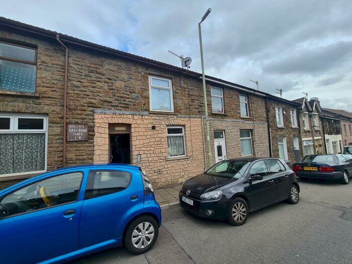 2 Bedroom Flat To Rent In East Court, East Road, Tylorstown, CF43