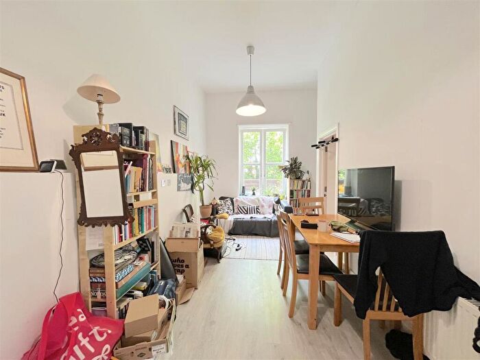 3 Bedroom Flat To Rent In Crescent Road, London, N8