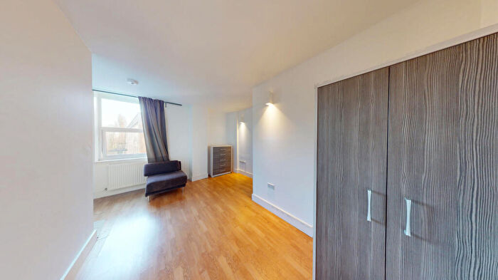 Studio To Rent In High Road, London, N12