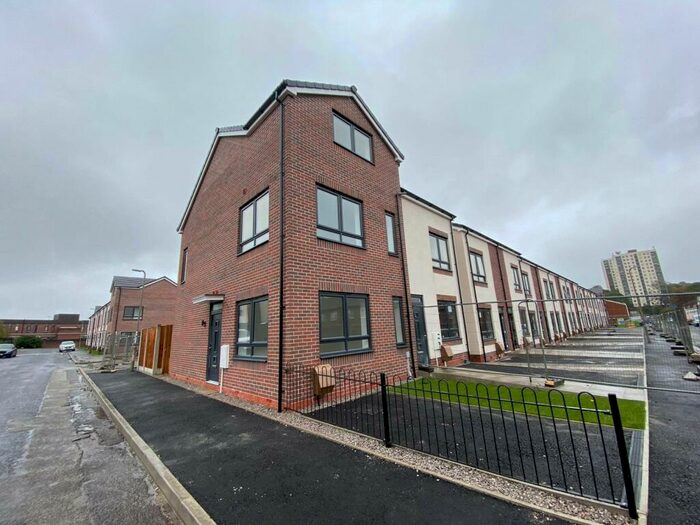 4 Bedroom House To Rent In Blackfield Street, L5